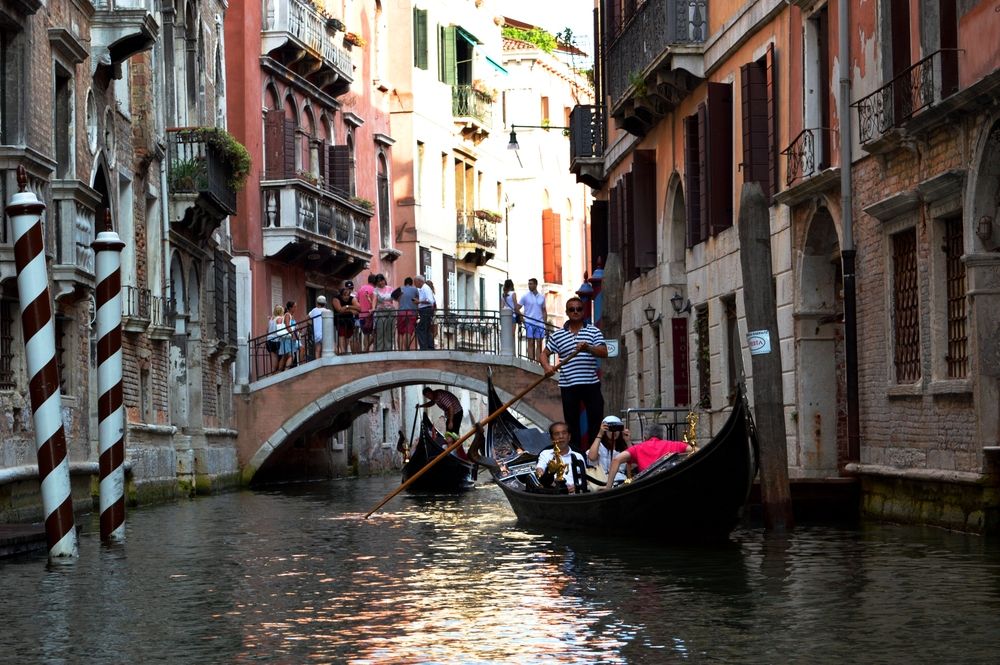 Прогулки на гондолах.