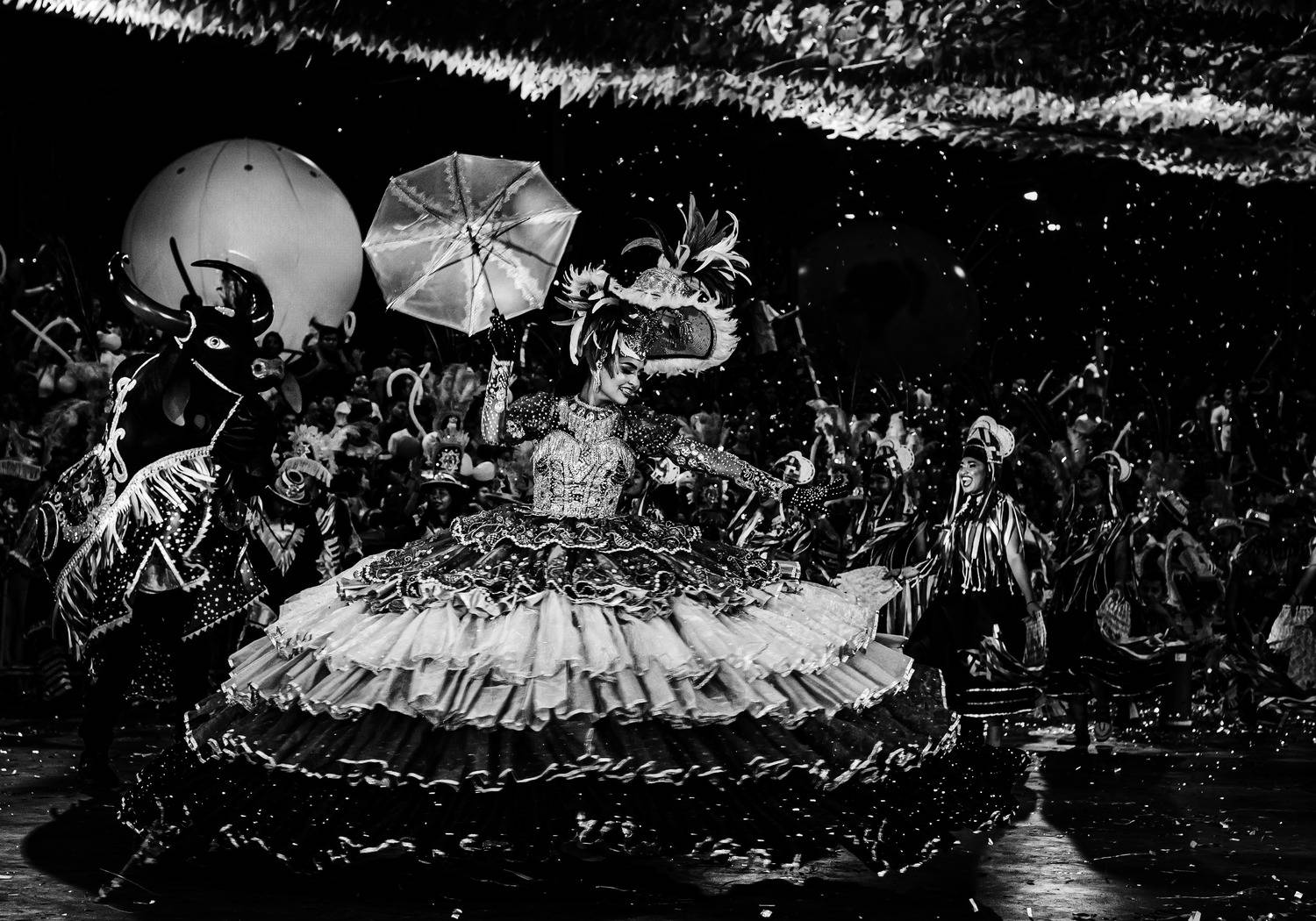 SINHAZINHA DA ILHA GRANDE E SEU BOI DANÇANDO