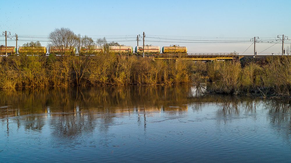 Река водяная и река железная, иногда они встречаются