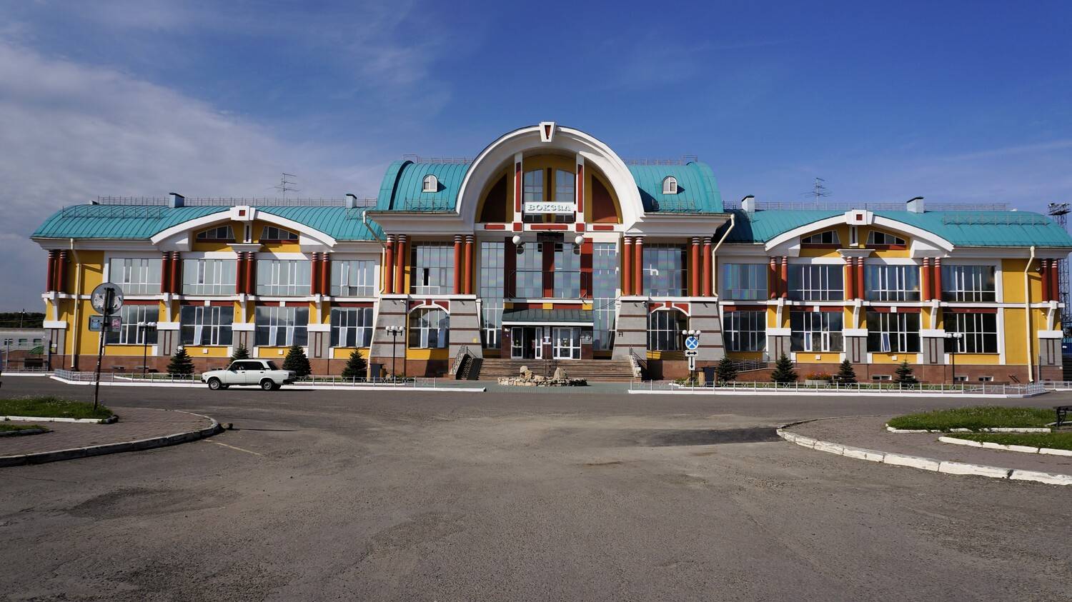 Современный железнодорожный вокзал города Бийска