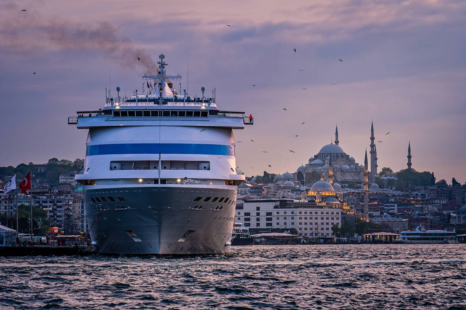 Стамбул - город кораблей и мечетей.