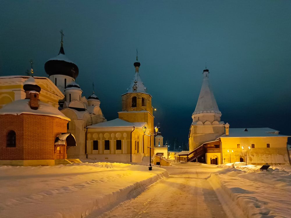 Зимняя ночь в монастыре