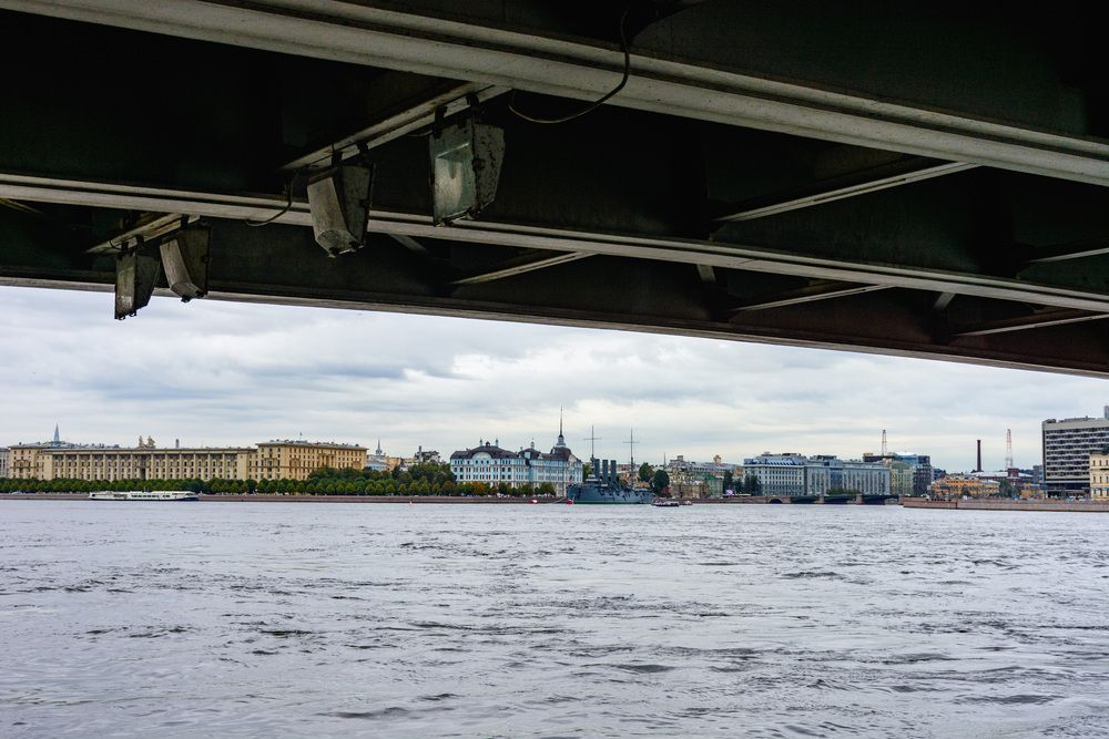 из-под Литейного моста