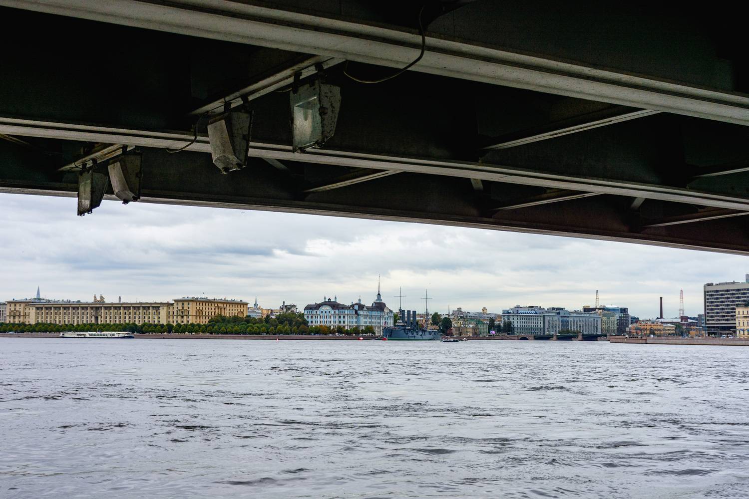 из-под Литейного моста