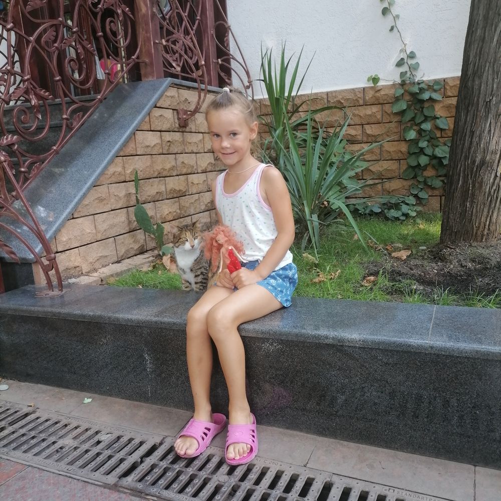 Знакомство с кошечкой у магазина.