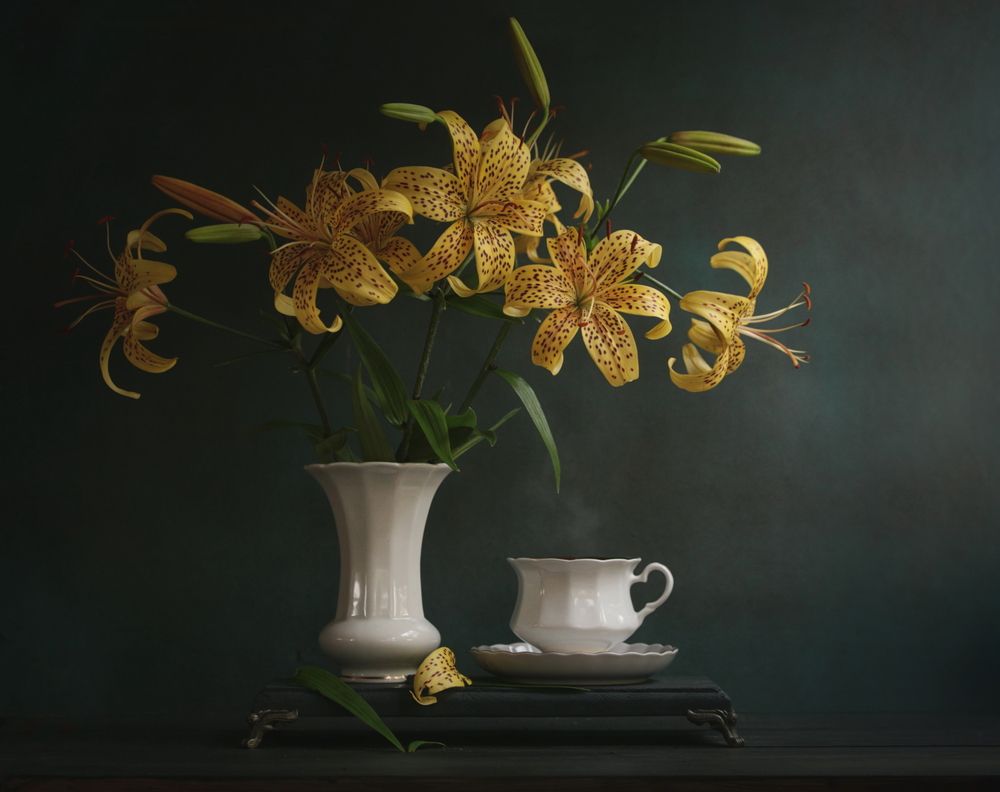 Лилии и чашка чая..