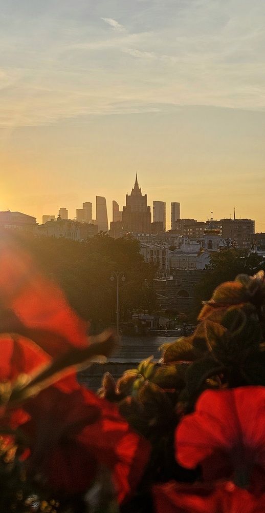 Москва в закатном ореоле: гармония природы и архитектуры