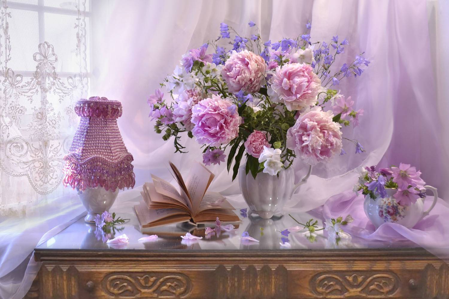 Люблю июнь, когда цветут пионы...