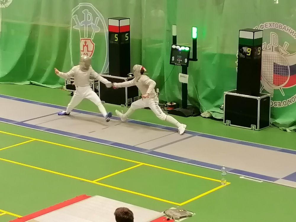 Движения олимпийцев с рапирами.