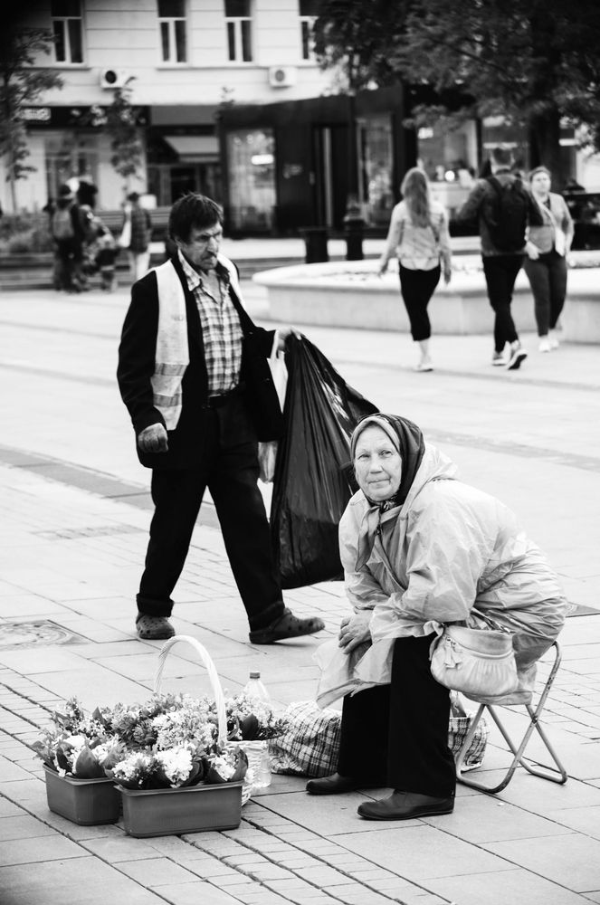 Цветочница и дворник