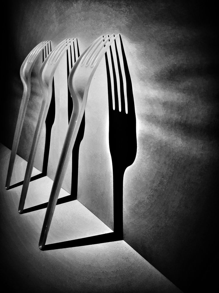 Чем ярче свет - тем темнее тени