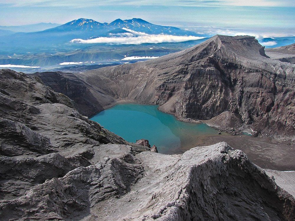 Кратерное озеро вулкана Горелый