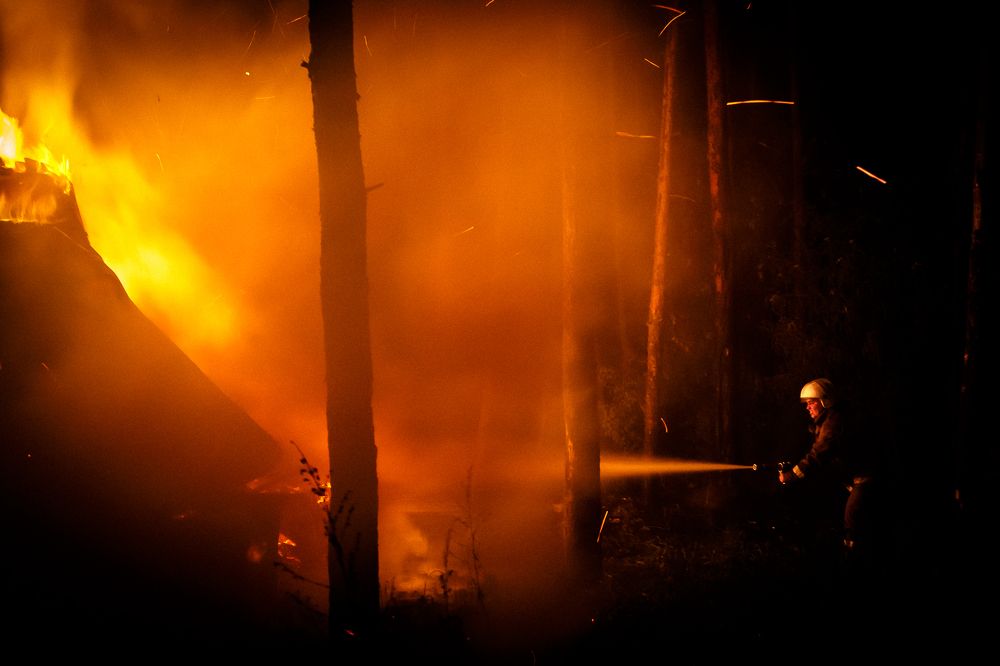 Ночной пожар в лесу