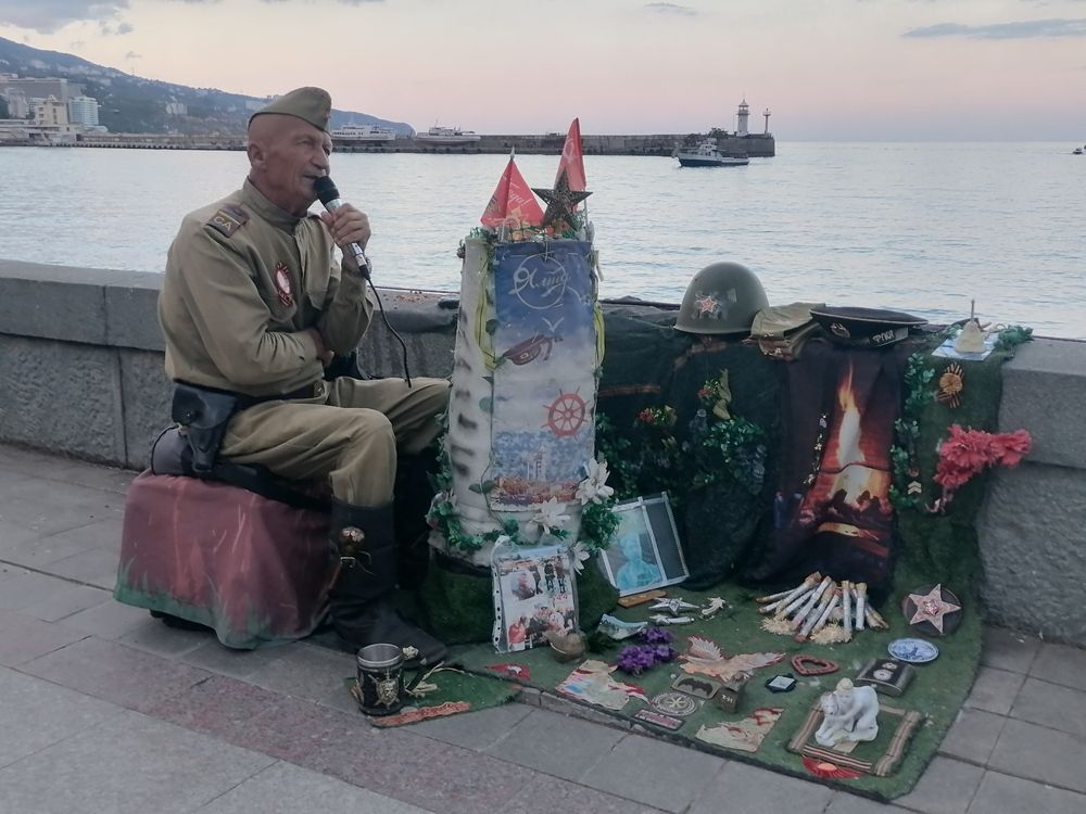 Певец в Ялте на Набережной.