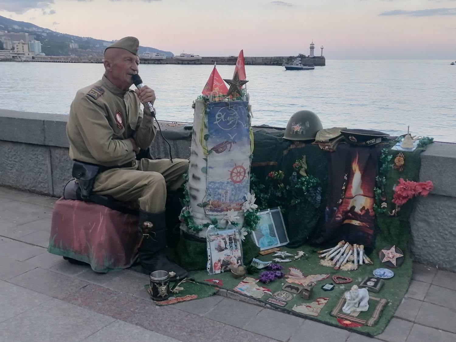 Певец в Ялте на Набережной. Певец в Ялте на Набережной.