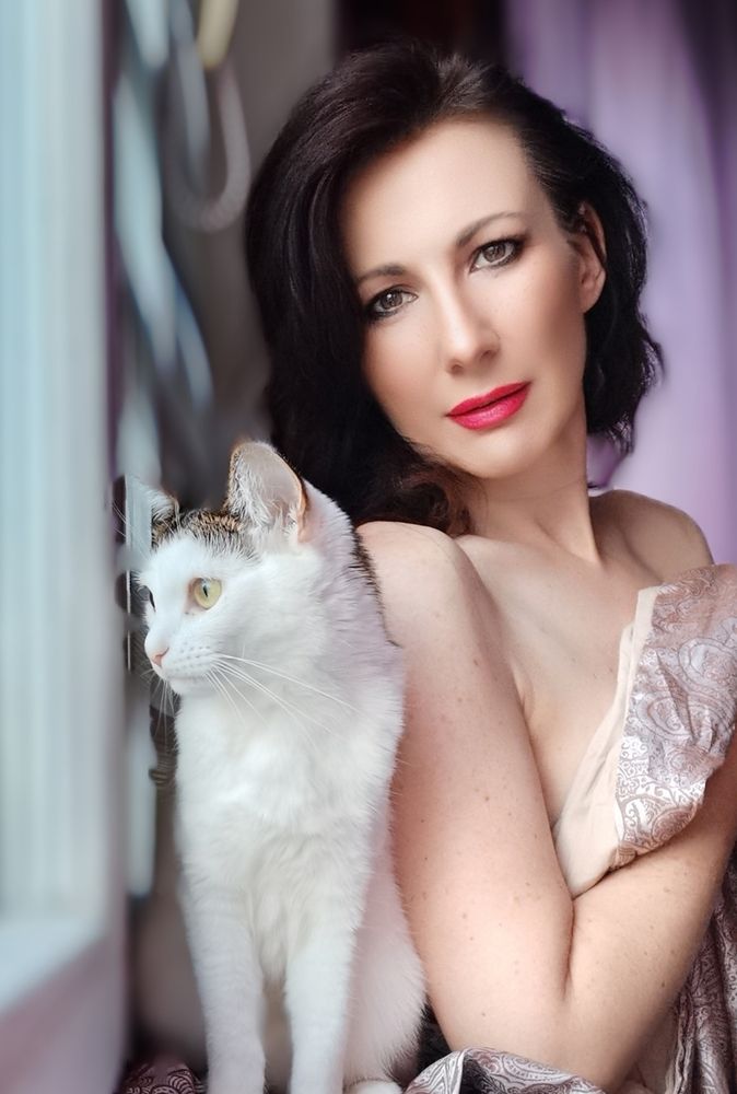 Утренняя композиция: женщина и кошка