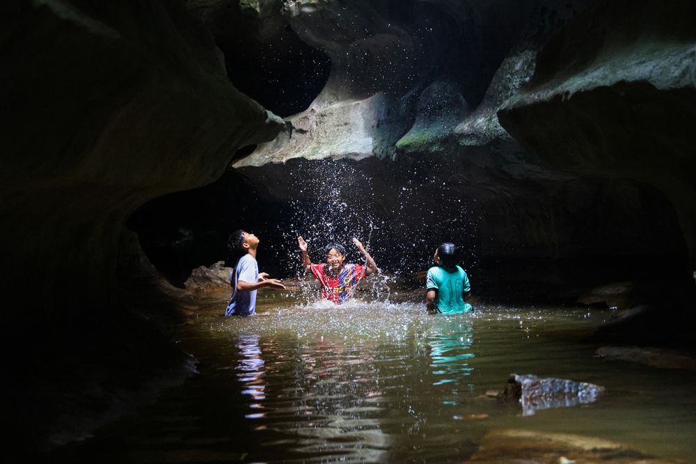 Nơi tiếng cười vang trong đá (Where Laughter Echoes)