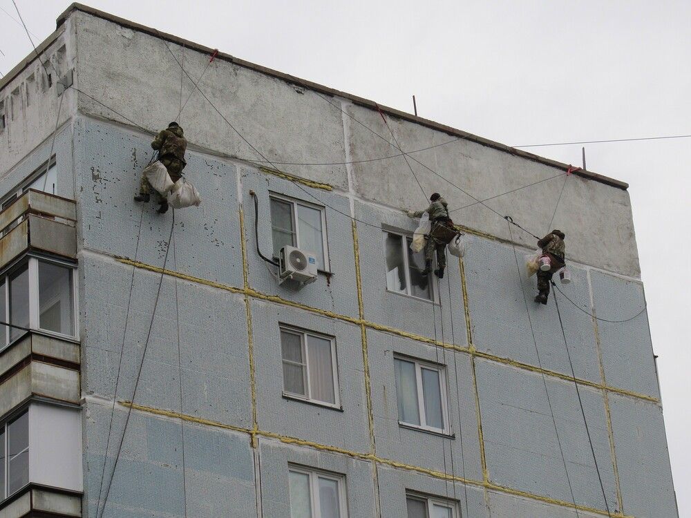 Промышленные альпинисты.