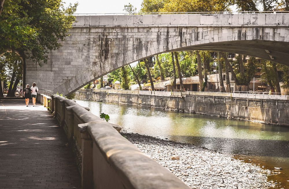 По набережной реки Сочи