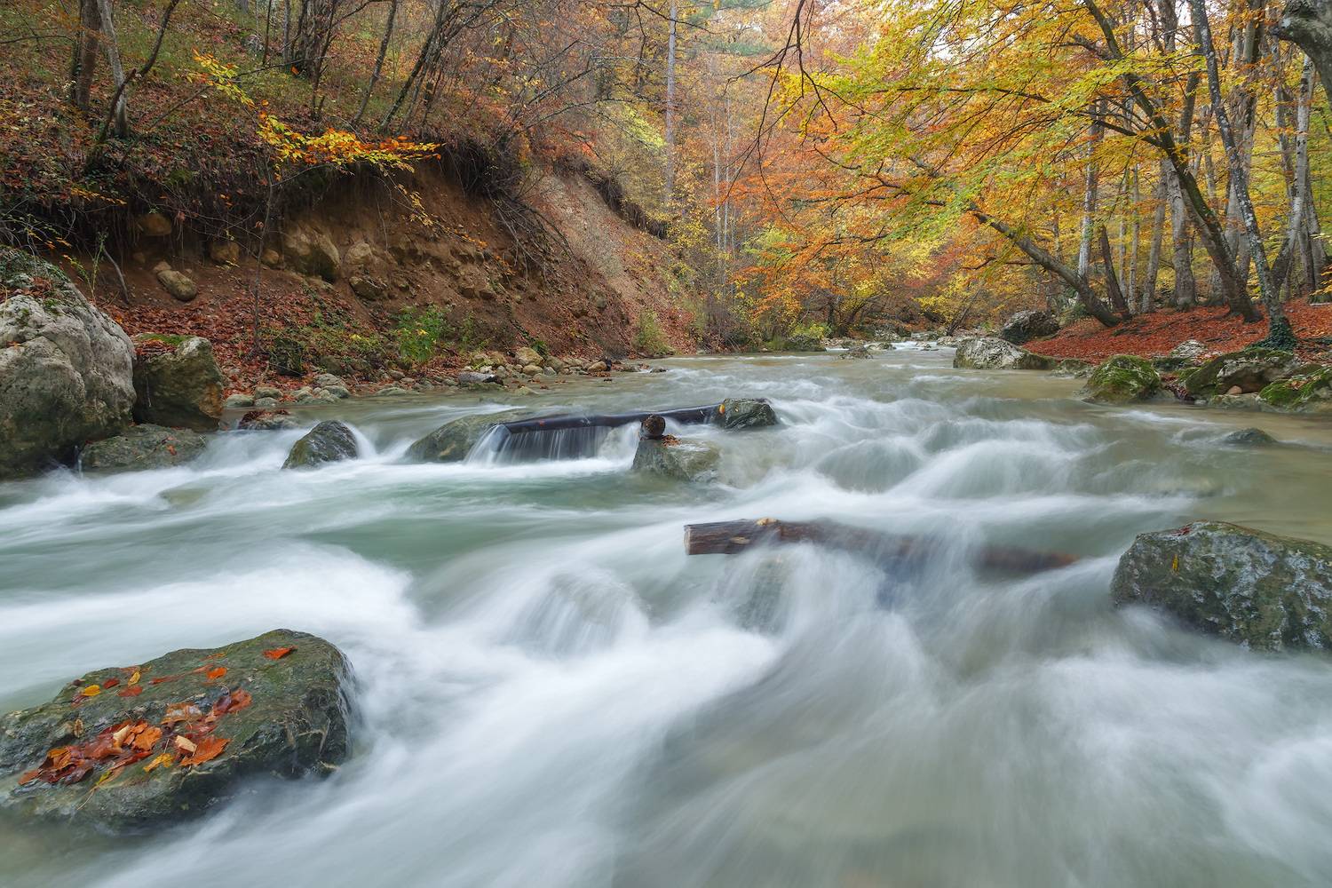 В Большом каньоне Крыма осень.