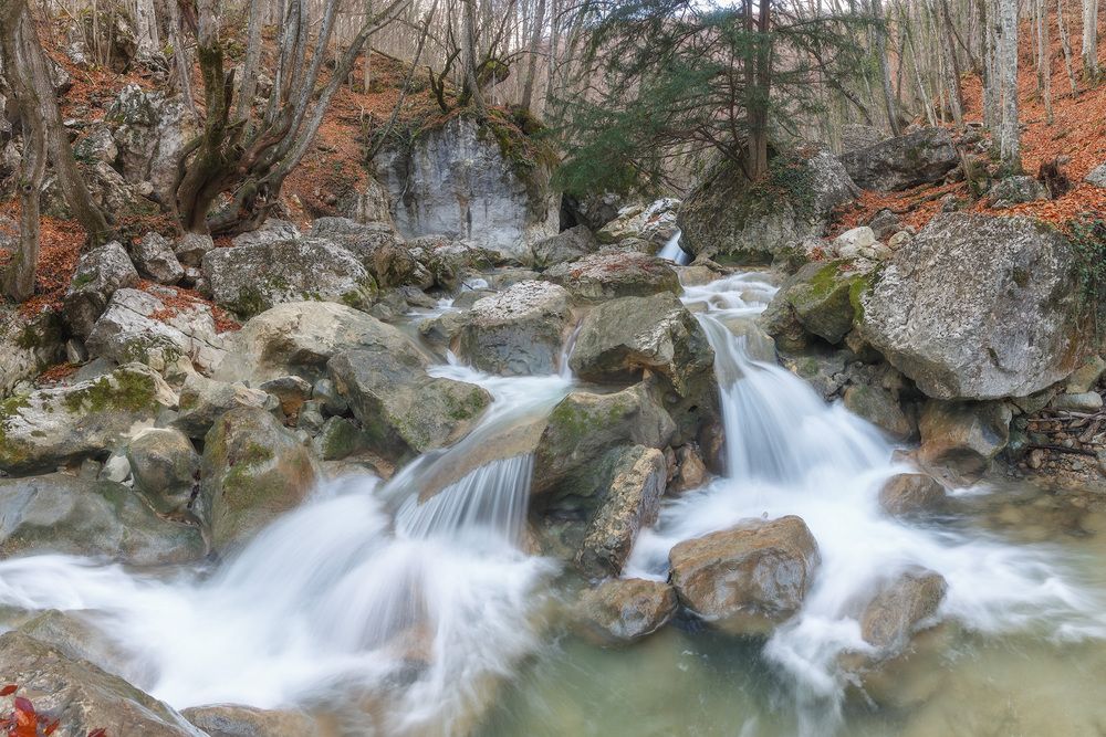 Течёт река.