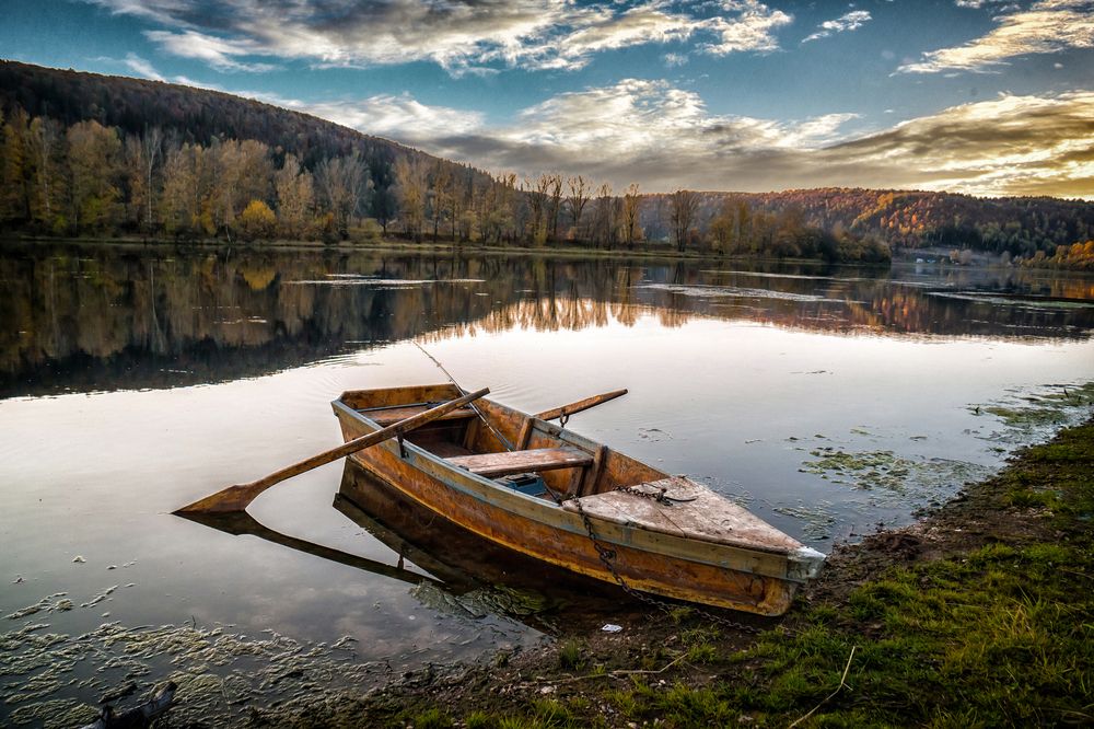 Мы на лодочки катались