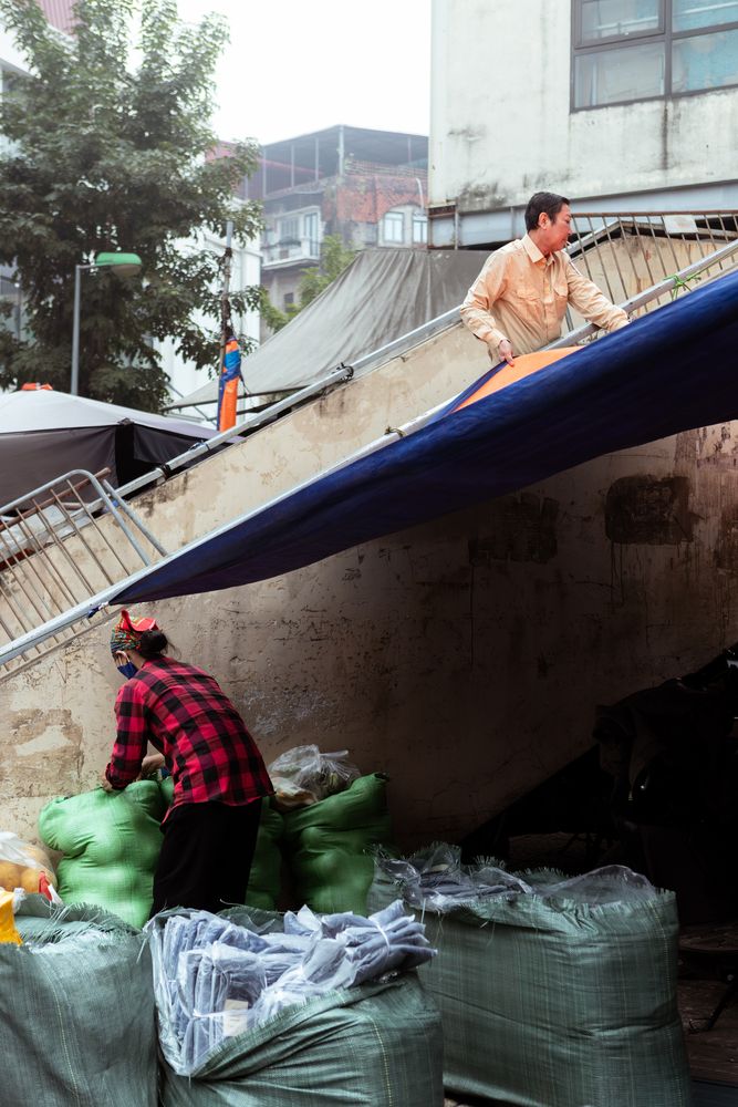 When the sun has not yet risen at Dong Xuan market