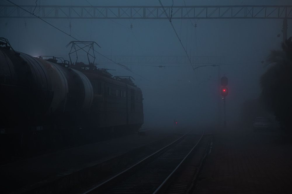 Туманное утро на вокзале в Самтредии