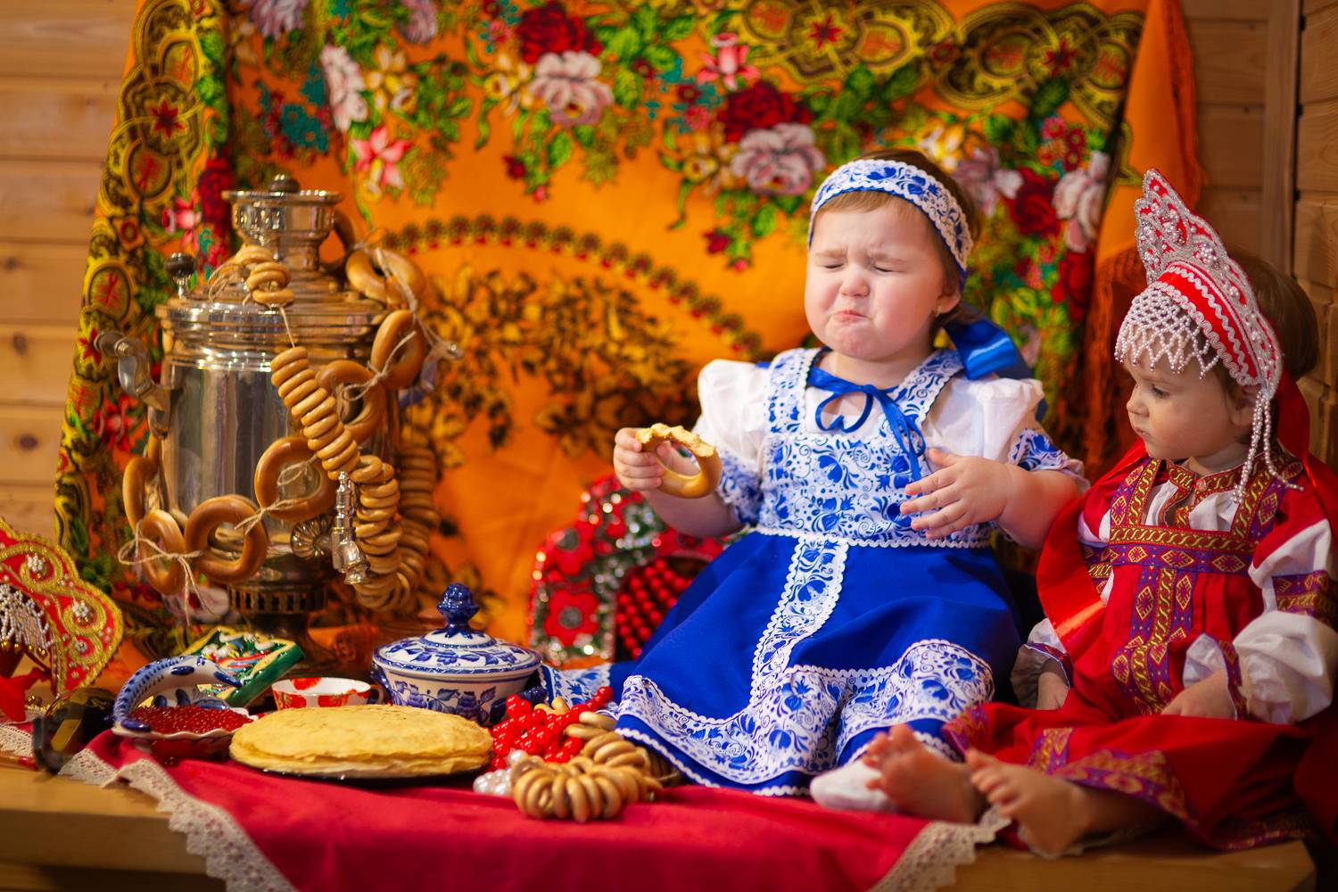 У нее кокошник больше!