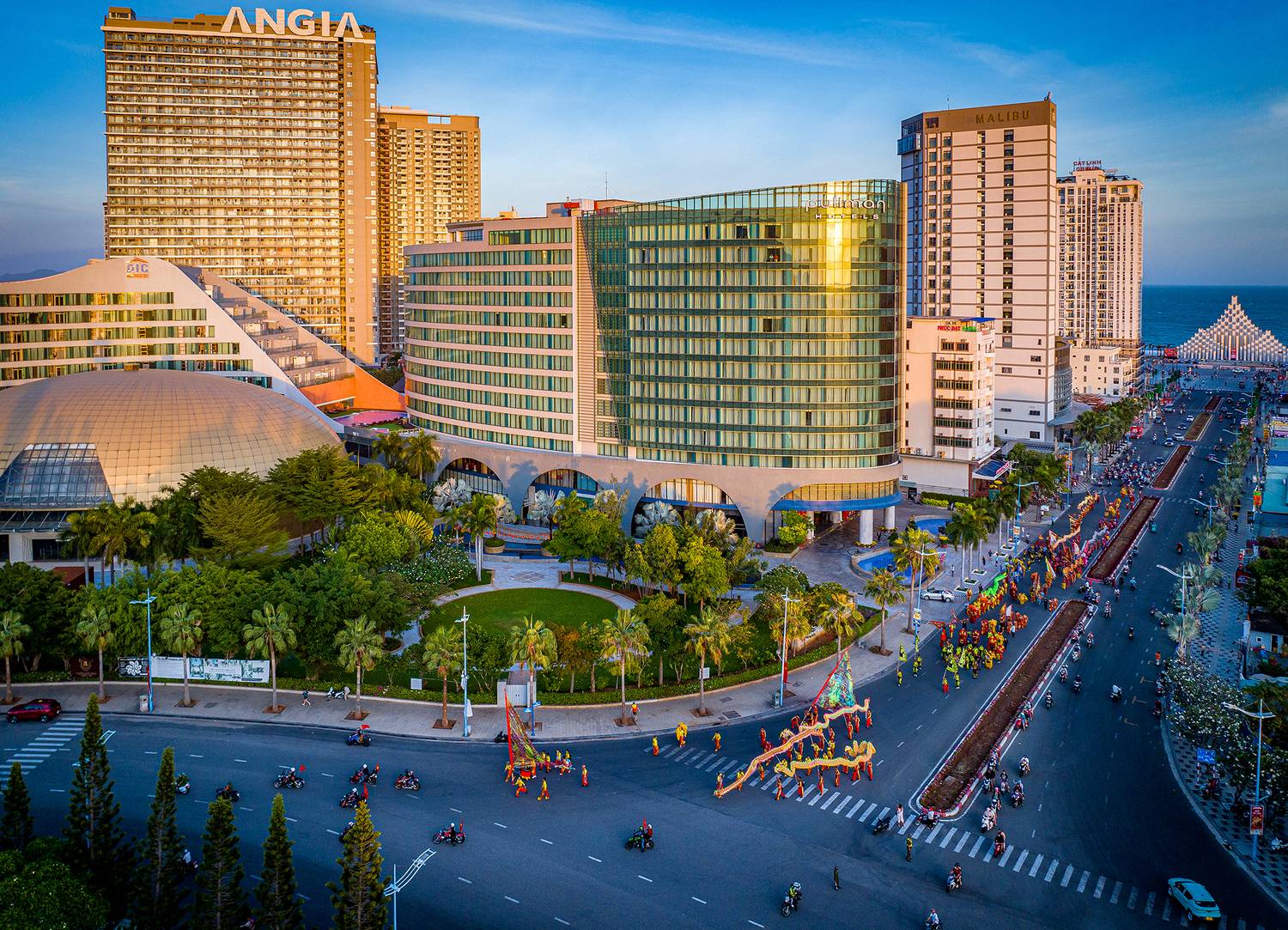 Diễu hành Lân Sư Rồng trên đường phố Diễu hành Lân Sư Rồng trên đường phố