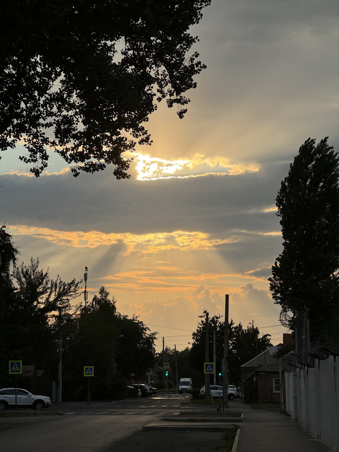 Закатное солнце в городе