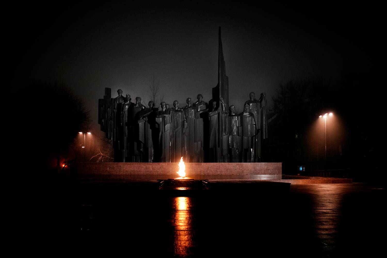 Огонь вечности среди теней