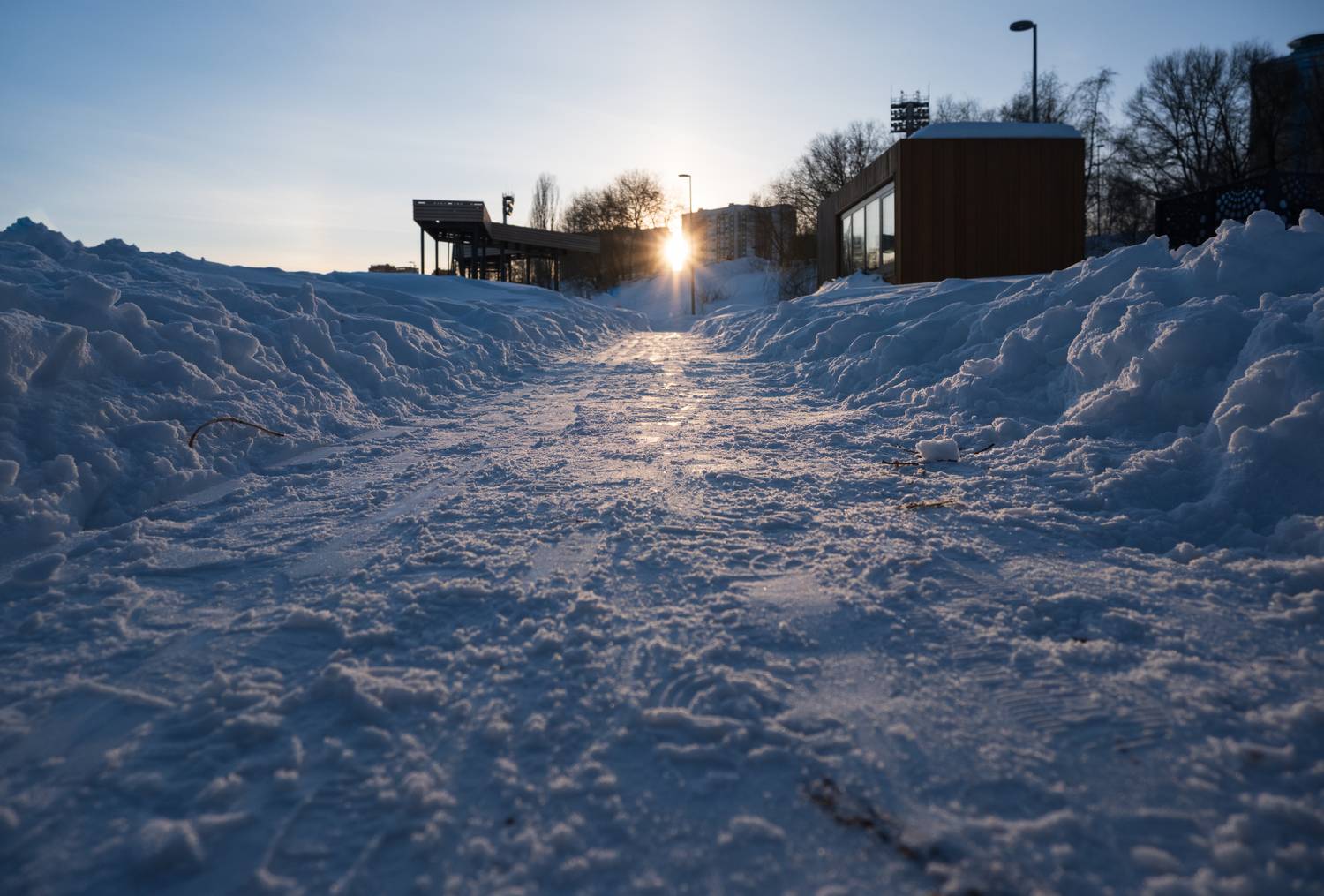 Снежная тропа на закате