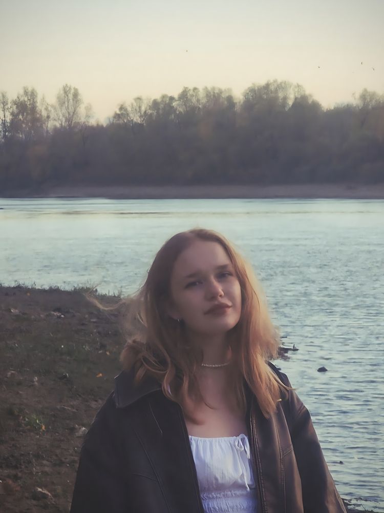 У реки