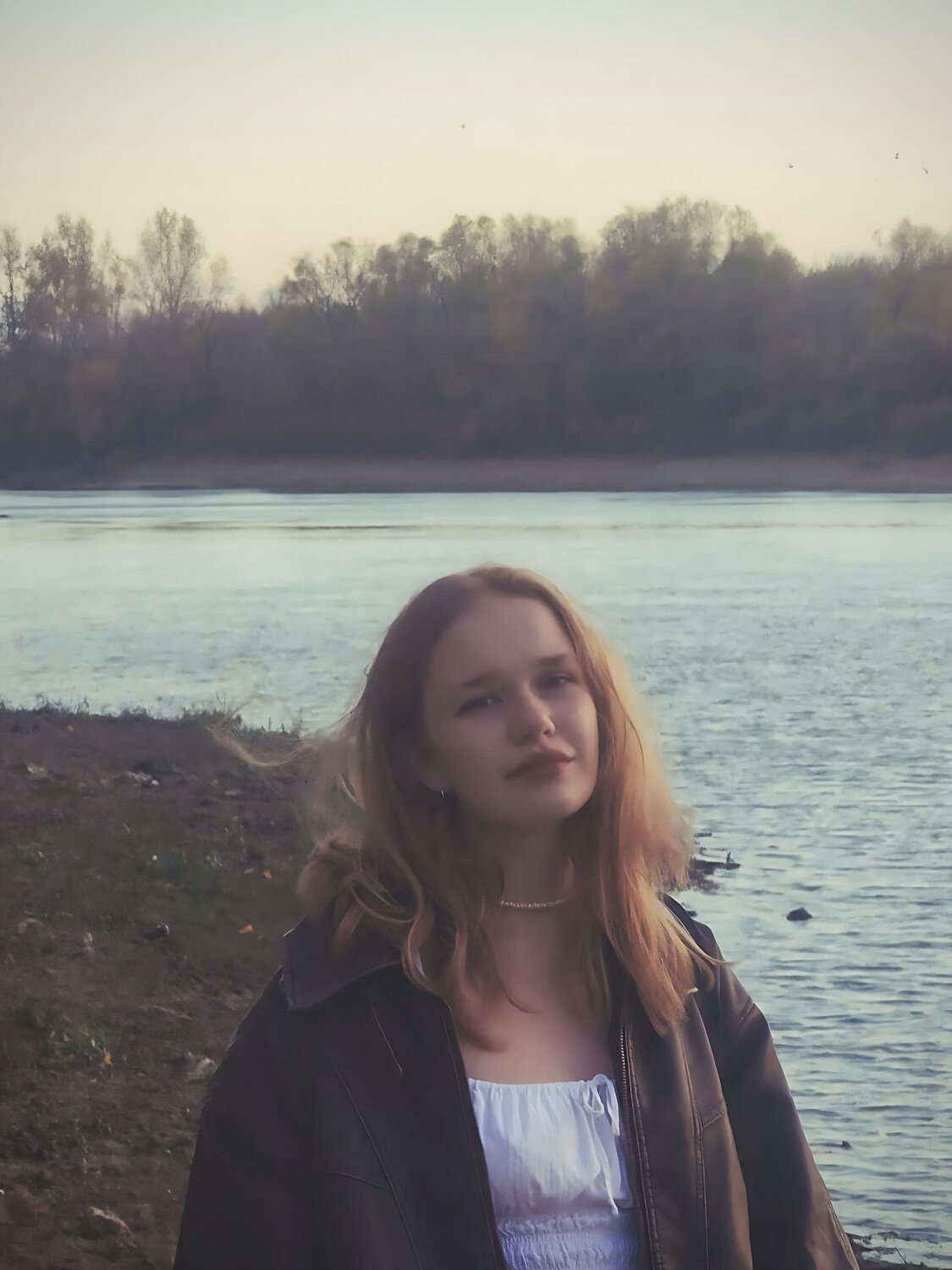 У реки