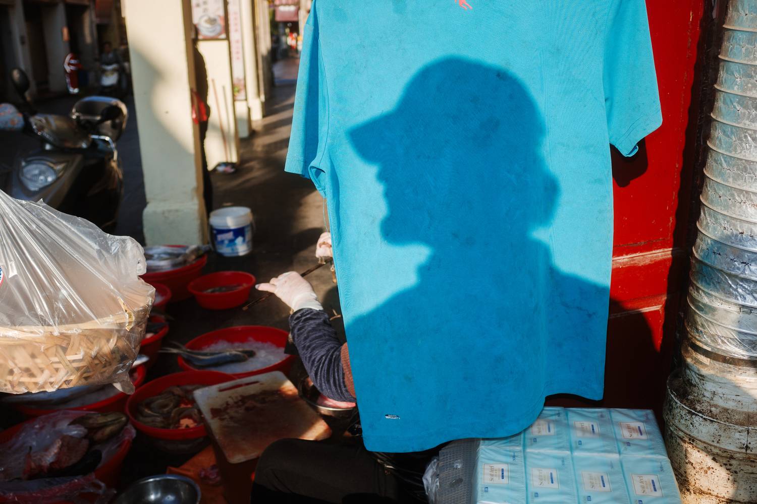 The shadow on the T-shirt The shadow on the T-shirt