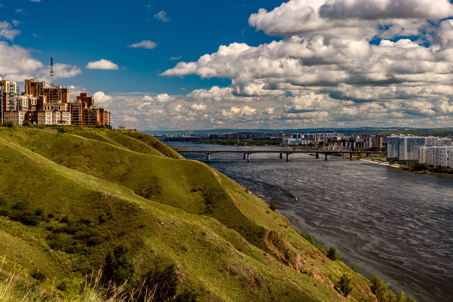 С крутого берега