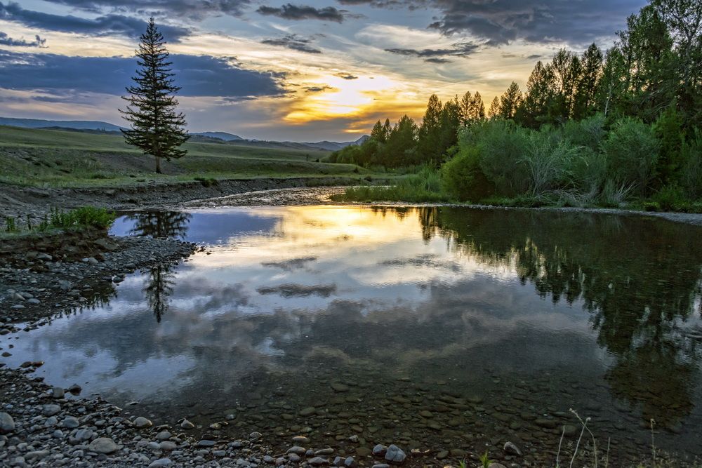 У реки на закате