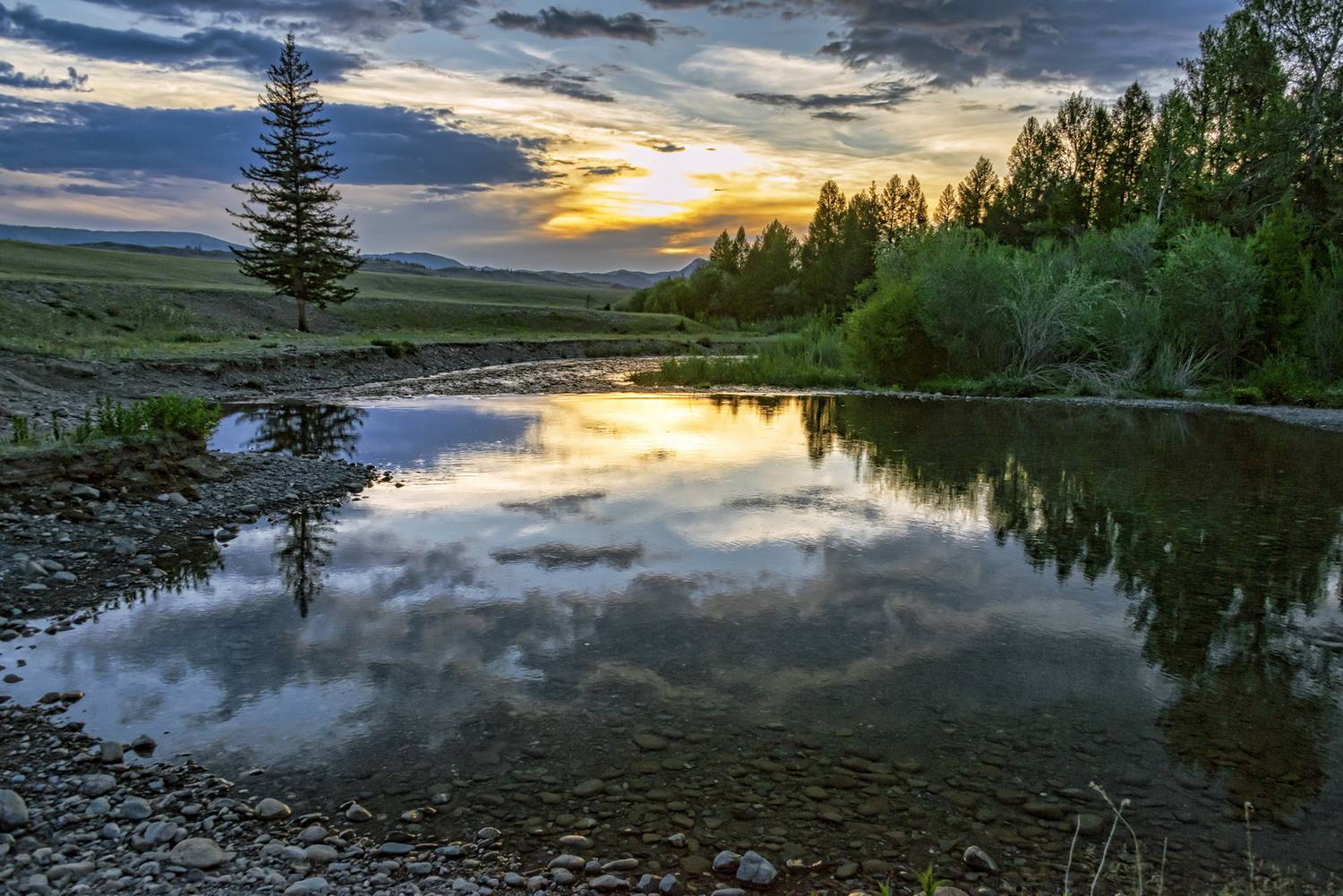 У реки на закате