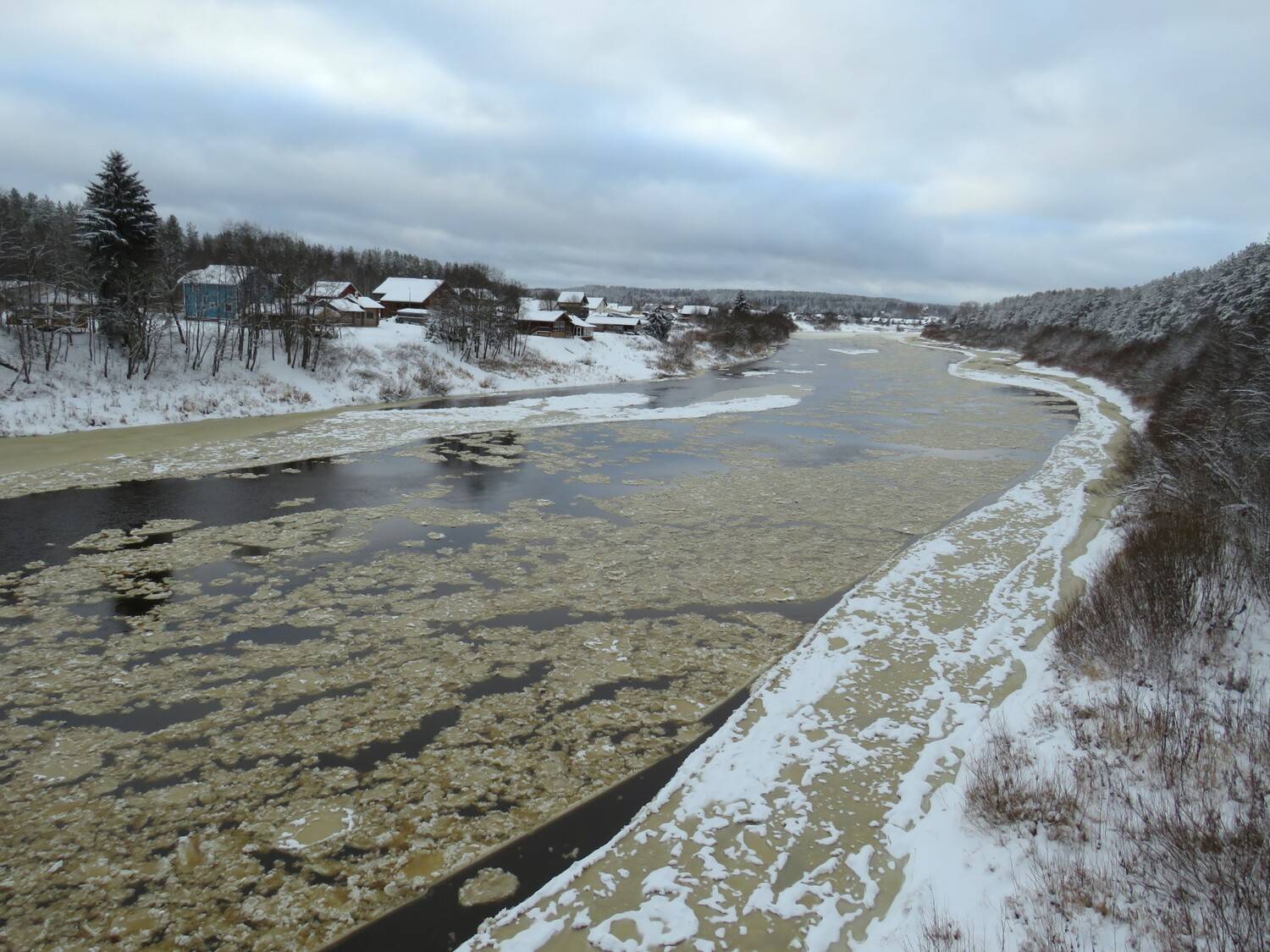 Шуга плывёт