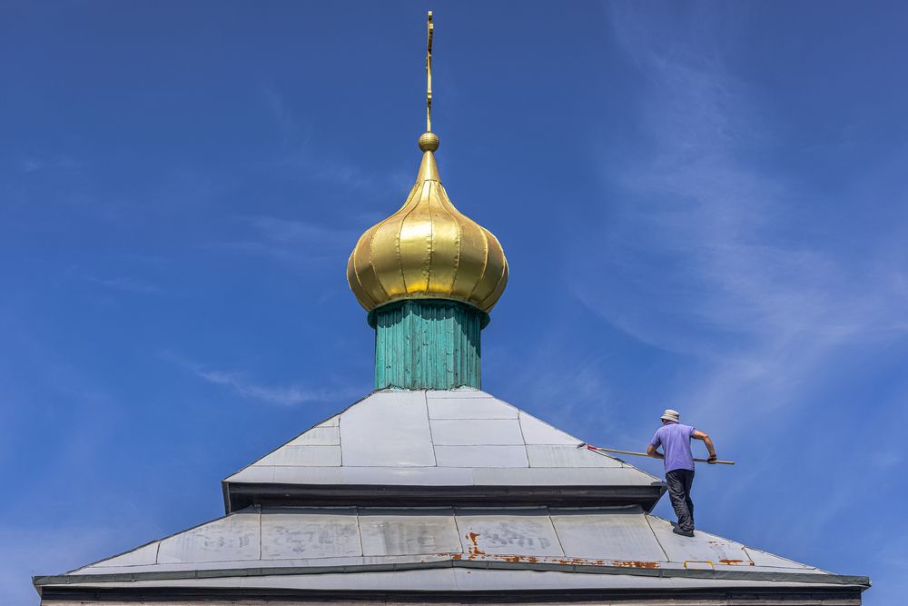 отец Андрей на крыше храма