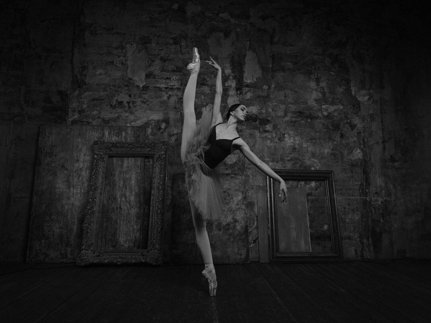 Black and white movement by the Bolshoi Theatre\'s first soloist, Darnia Moseeva