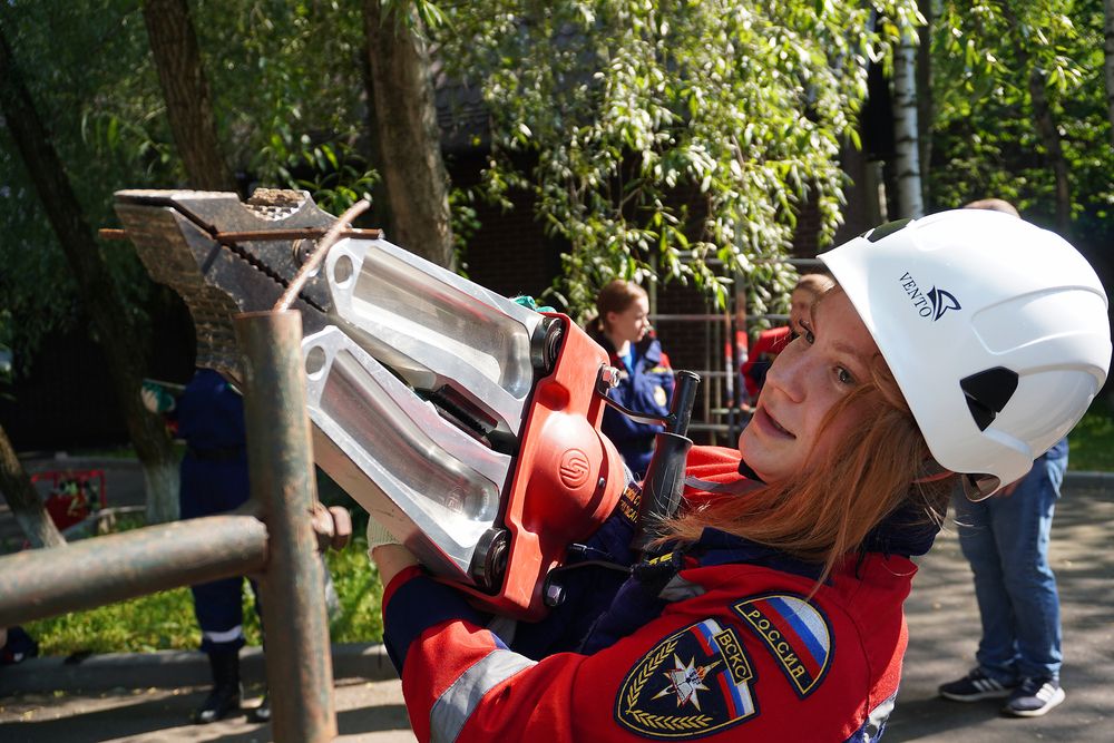 Добровольцы ВСКС учатся работе с аварийно-спасательным инструментом