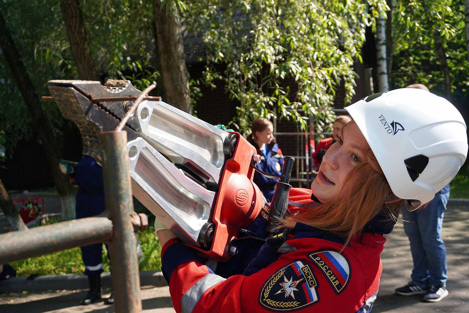 Добровольцы ВСКС учатся работе с аварийно-спасательным инструментом Добровольцы ВСКС учатся работе с аварийно-спасательным инструментом