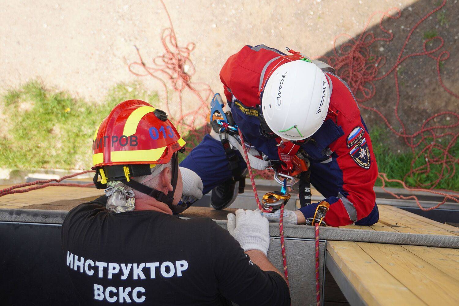 Добровольцы ВСКС совершенствуют свои навыки по работе с альпинистским снаряжением
