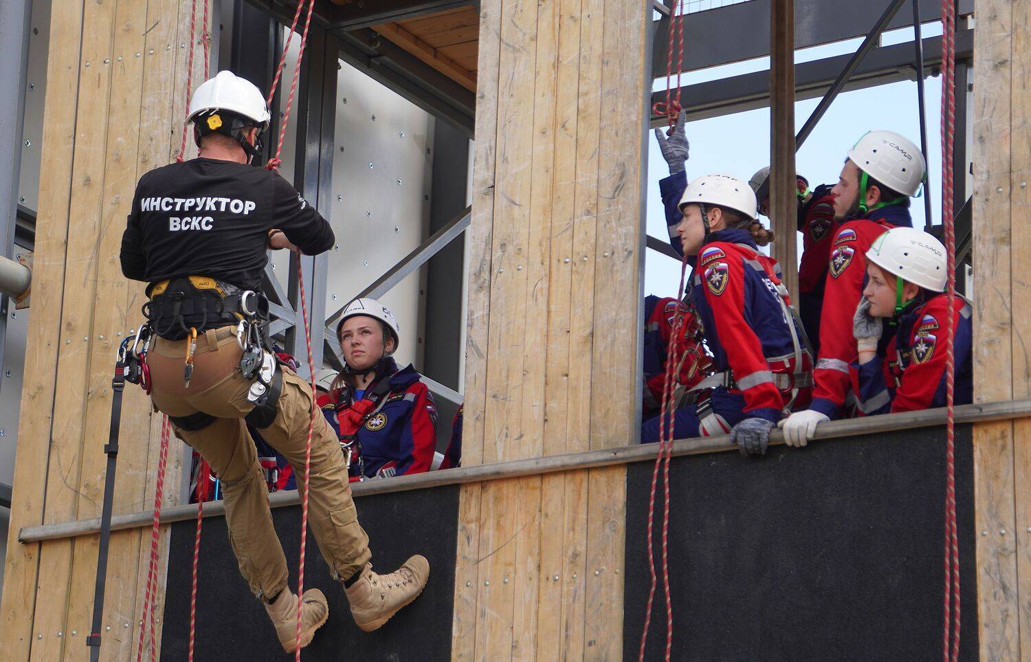 Добровольцы ВСКС совершенствуют свои навыки по работе с альпинистским снаряжением