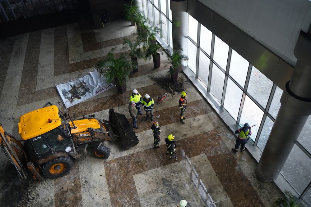 Добровольцы-спасатели ВСКС работают со спасателями в «Крокусе»