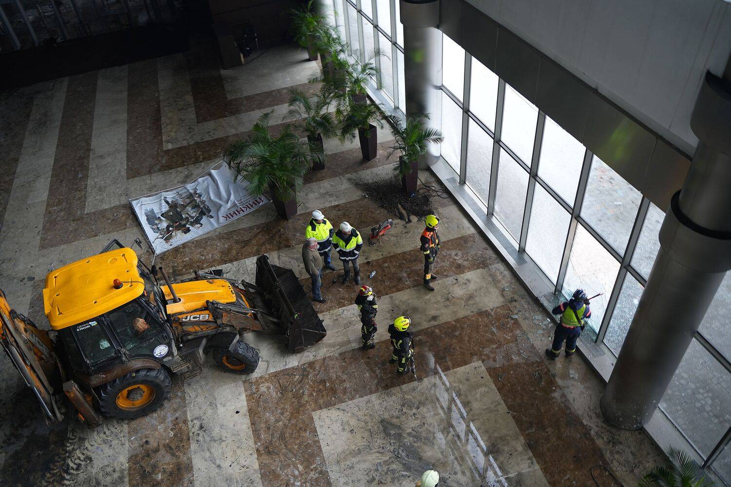 Добровольцы-спасатели ВСКС работают со спасателями в «Крокусе» Добровольцы-спасатели ВСКС работают со спасателями в «Крокусе»