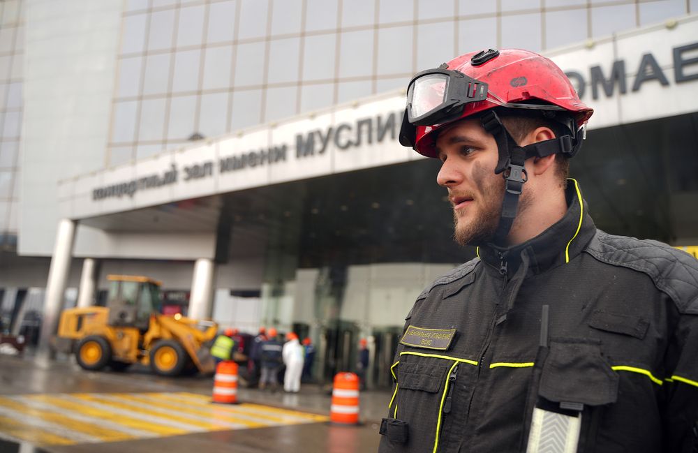 Добровольцы ВСКС работают на месте теракта в «Крокусе»