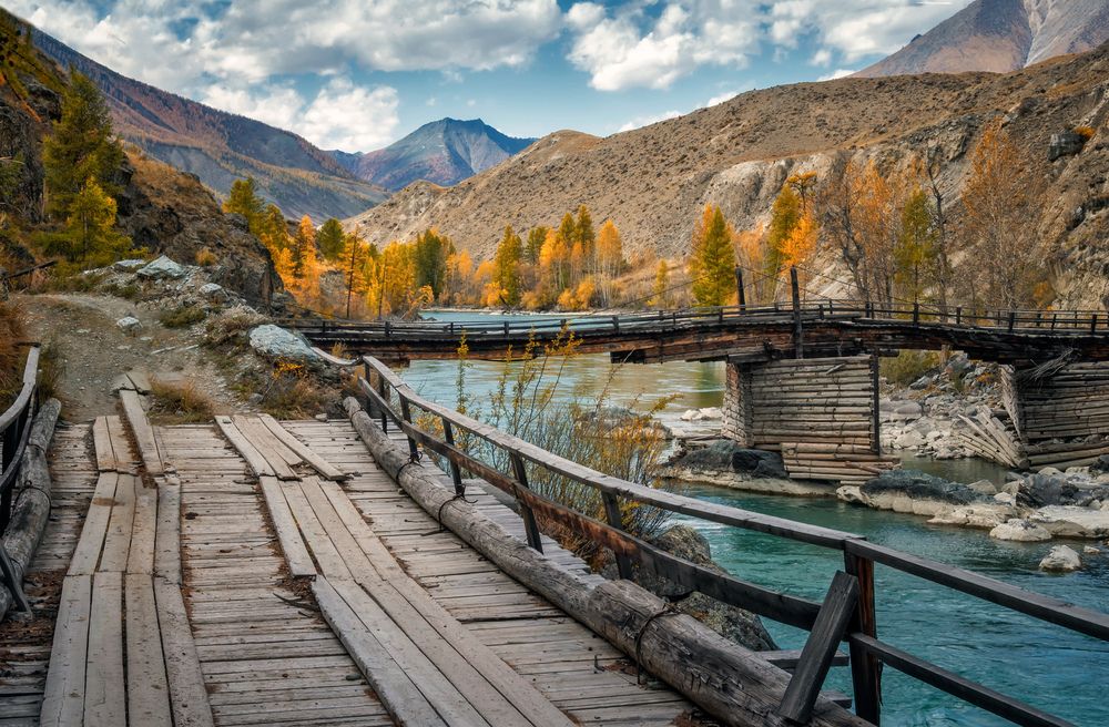 Мост через реку Аргут ( Горный Алтай)...